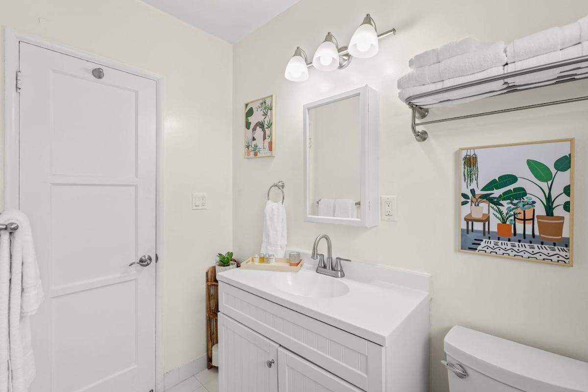 Dazzling Westside 4 Bedroom Home-minutes To The Holiday home