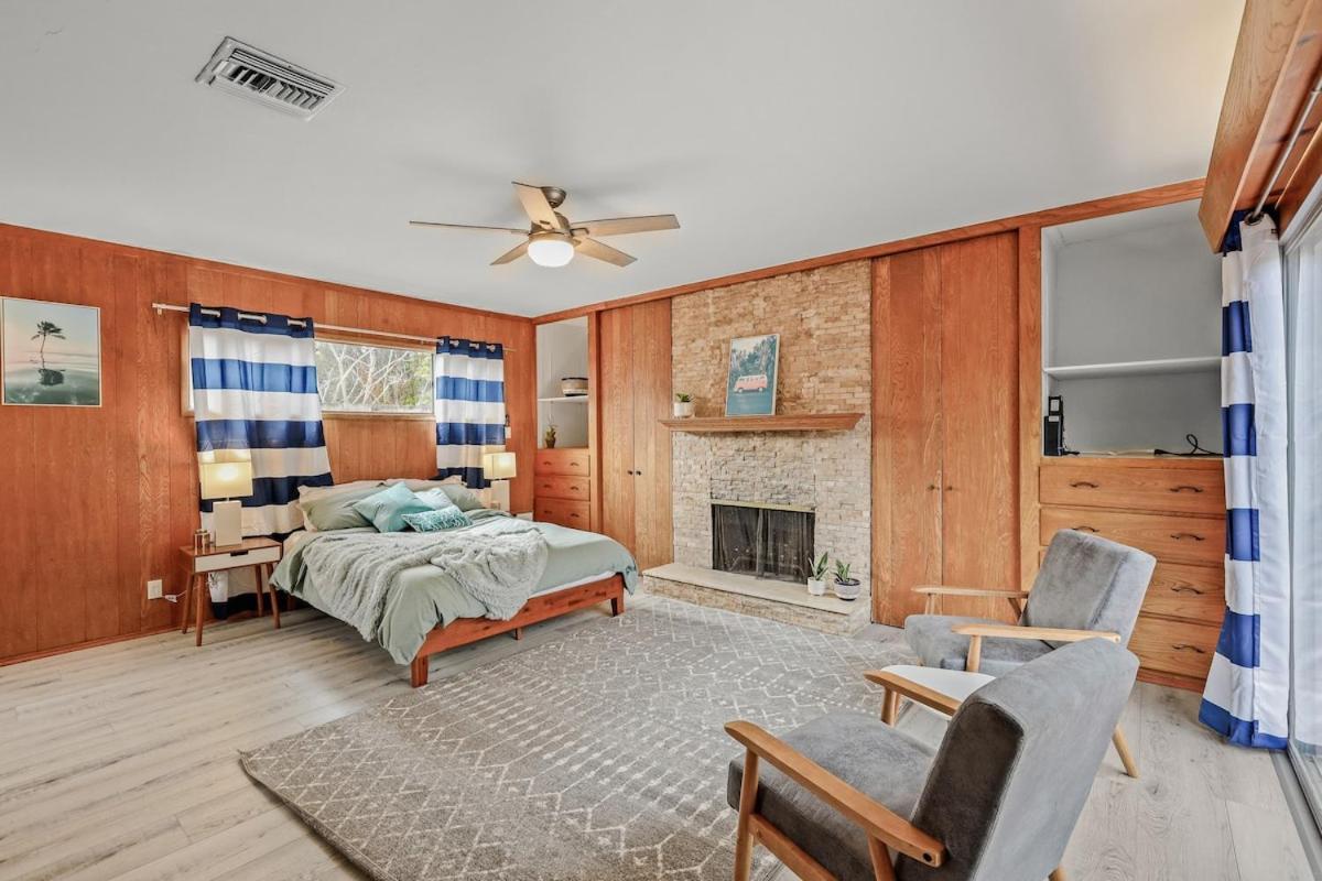 Dazzling Westside 4 Bedroom Home-minutes To The Holiday home